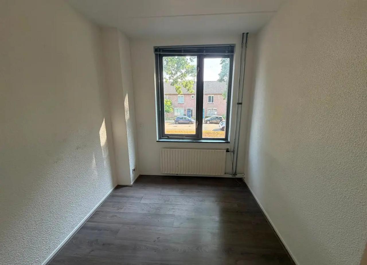 Family Home with Garage, Close to City Center - Image 7