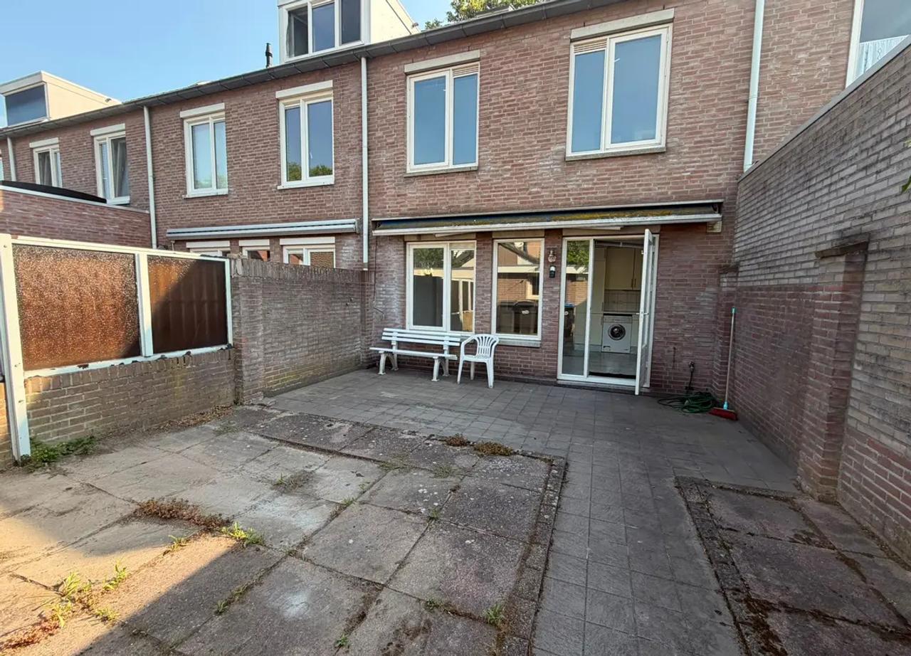 Family Home with Garage, Close to City Center - Image 14