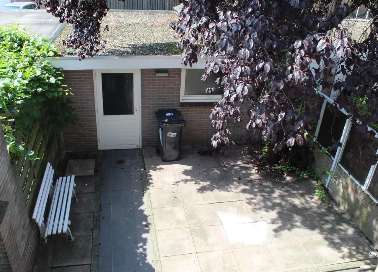 Family Home with Garage, Close to City Center - Image 15