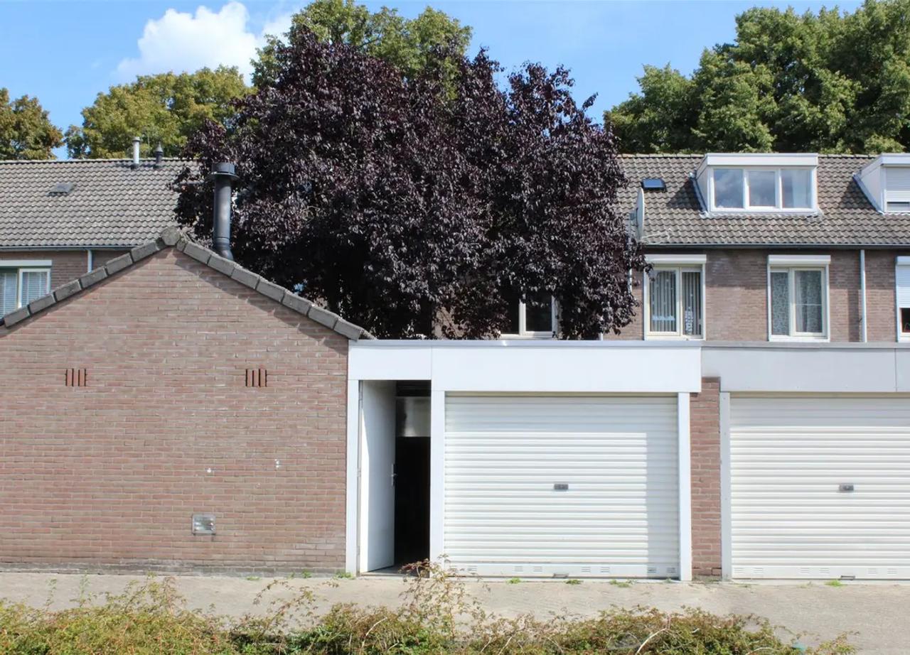 Family Home with Garage, Close to City Center - Image 16