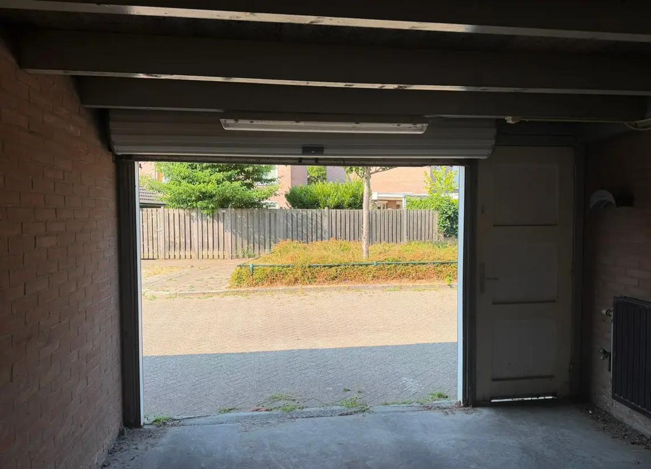 Family Home with Garage, Close to City Center - Image 17