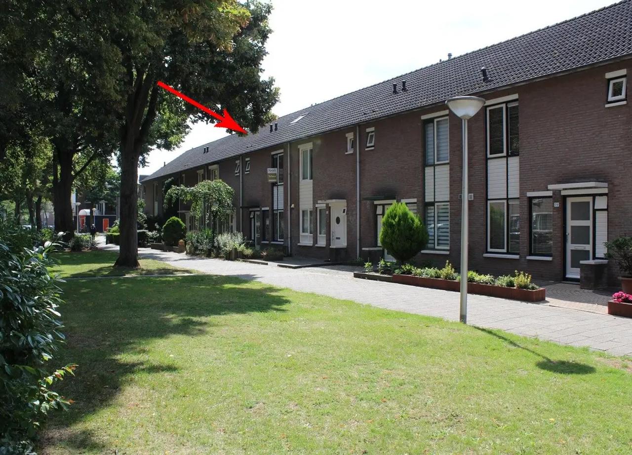 Family Home with Garage, Close to City Center - Image 18