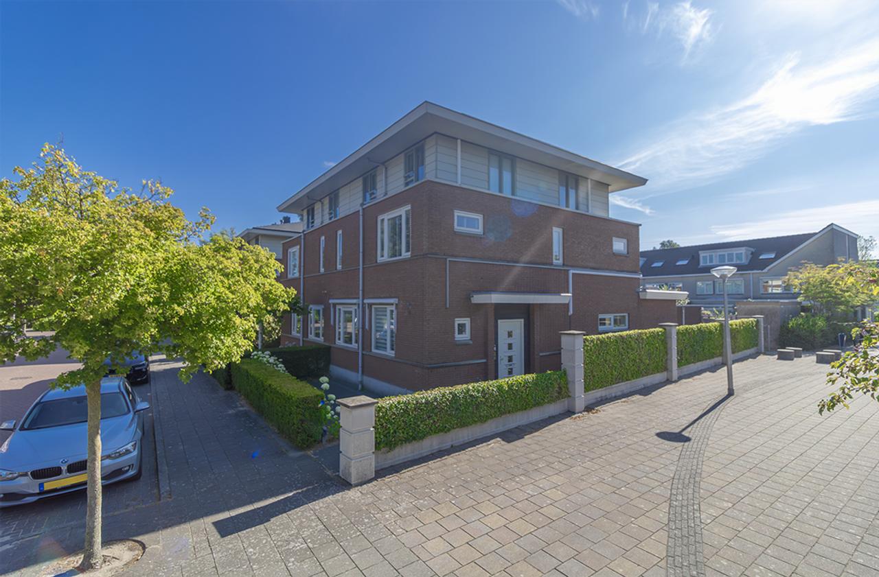 Furnished 5-Bedroom Family Home - Image 1