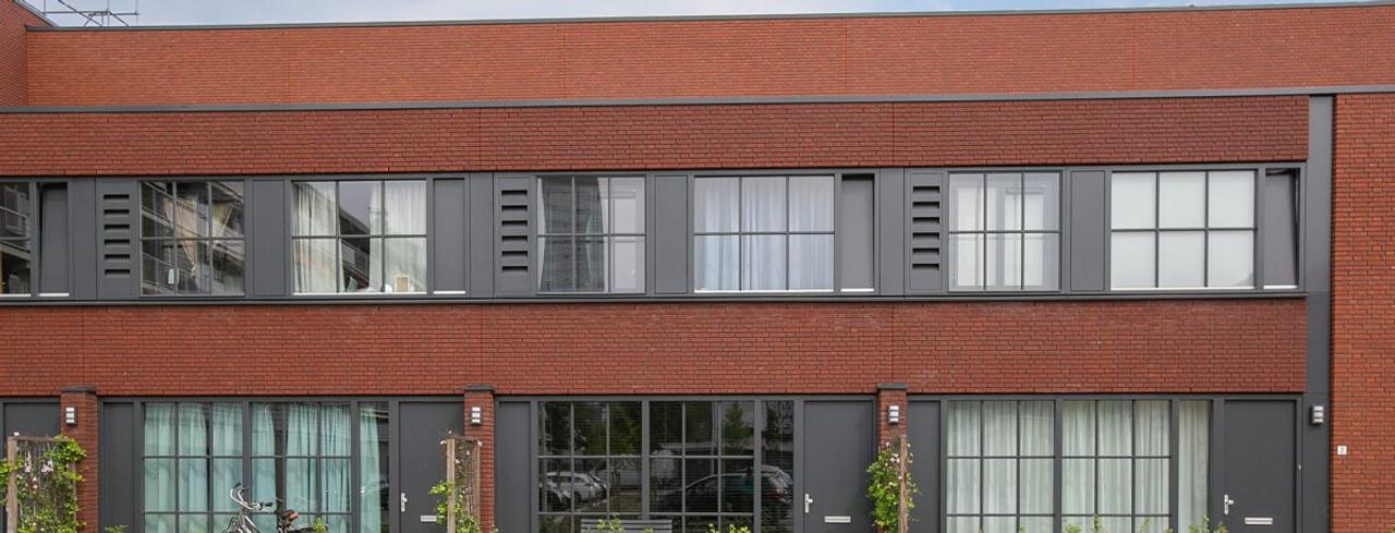 City Home with Parking in Tilburg - Image 1