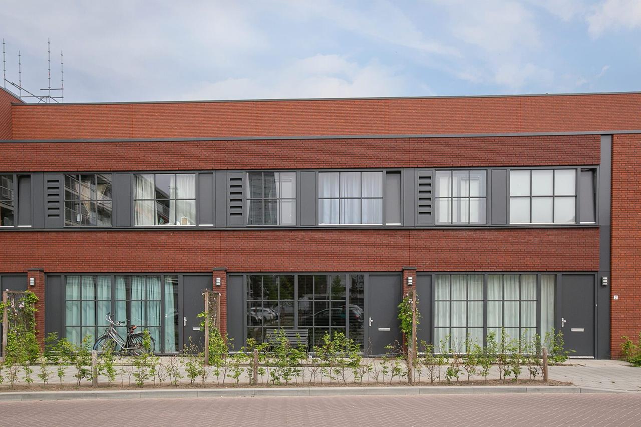 City Home with Parking in Tilburg - Image 3