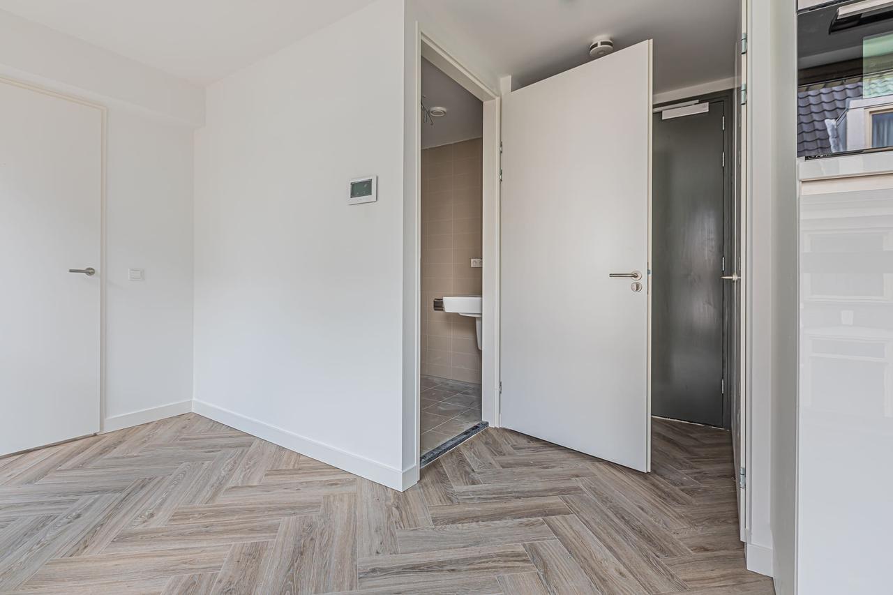 Furnished 1-bedroom apartment near Leidseplein - Image 11