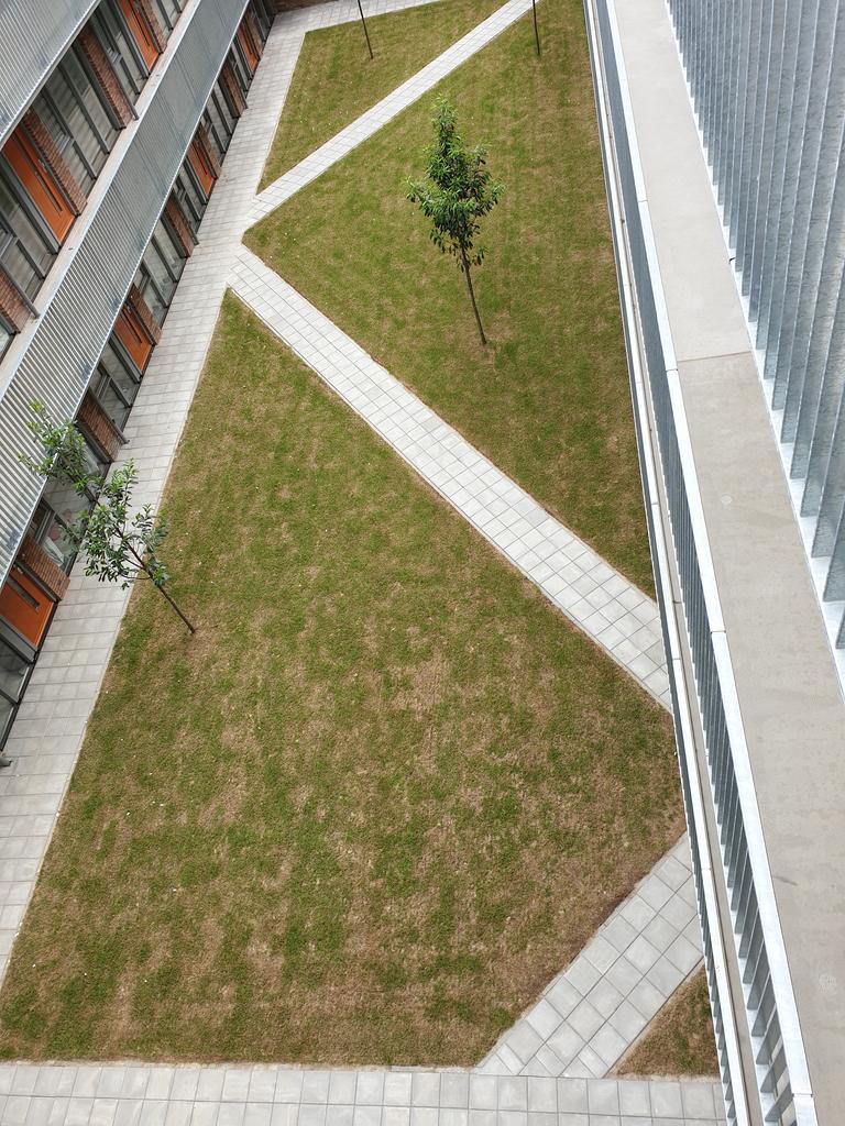 2-Bedroom Apartment with Balcony in Almere Haven - Image 2