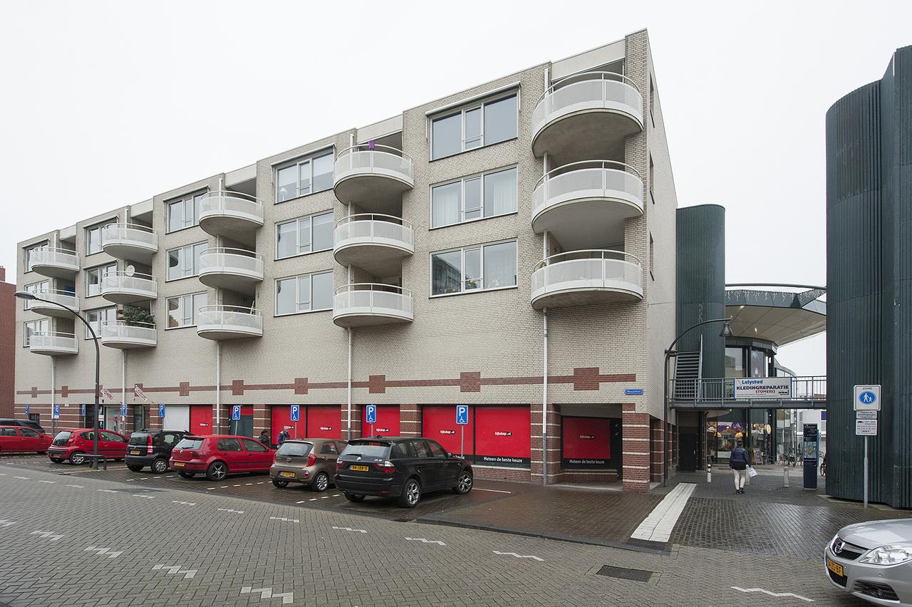 Apartment with balcony next to the station - Image 1