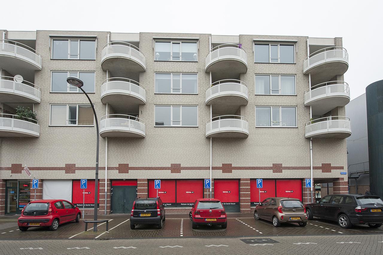 Apartment with balcony next to the station - Image 11