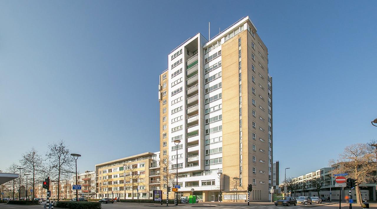 Bright 2-bedroom apartment with balcony - Image 2