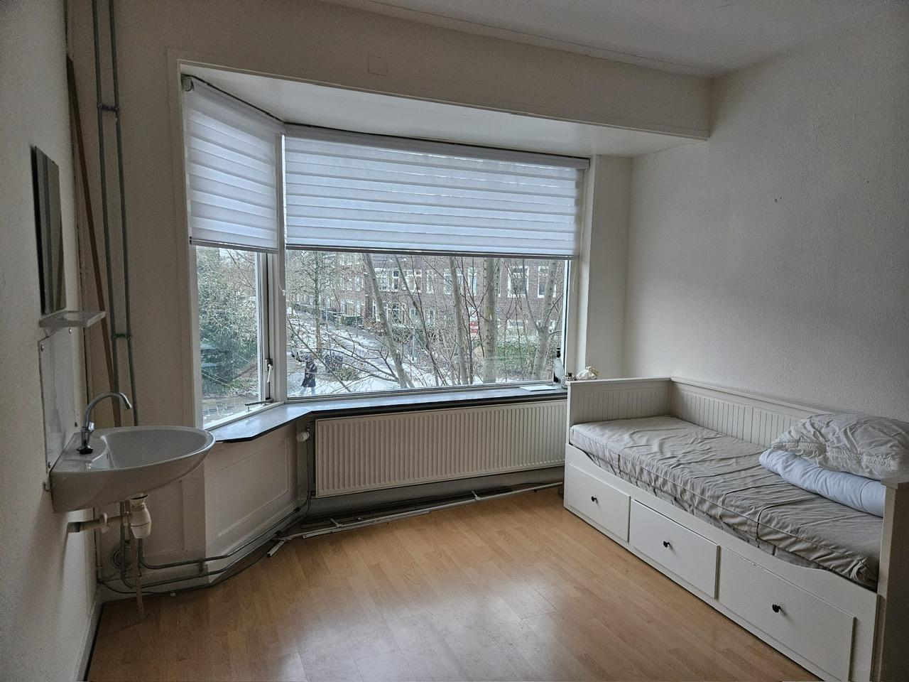 Lichte kamer met wastafel in Gorechtbuurt - Afbeelding 3