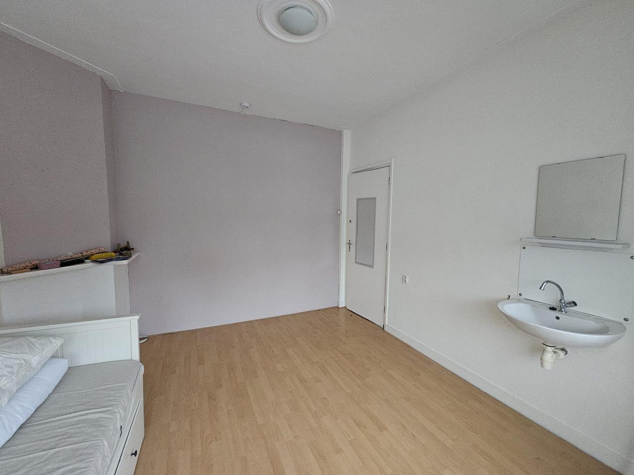 Lichte kamer met wastafel in Gorechtbuurt - Afbeelding 5