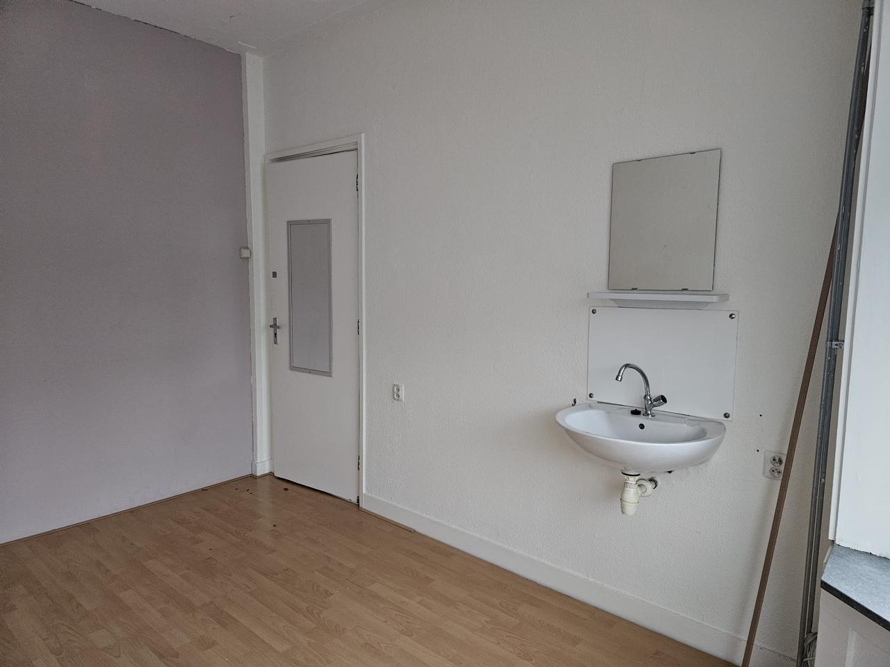 Lichte kamer met wastafel in Gorechtbuurt - Afbeelding 6