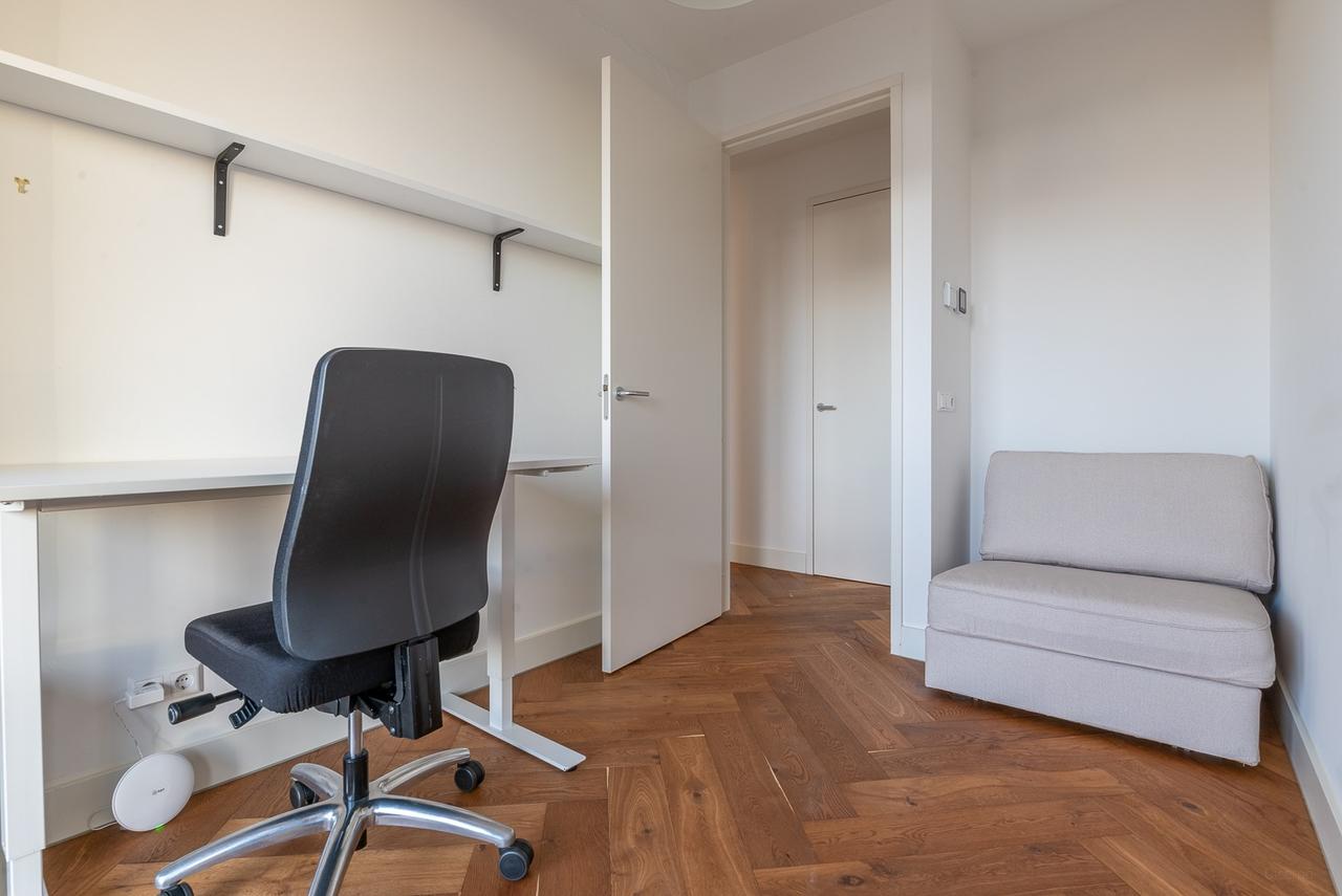 3-Bedroom Apartment with Large Terrace - Image 26