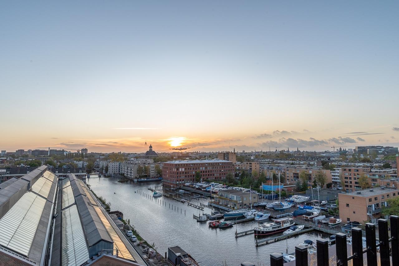 3-Bedroom Apartment with Large Terrace - Image 32