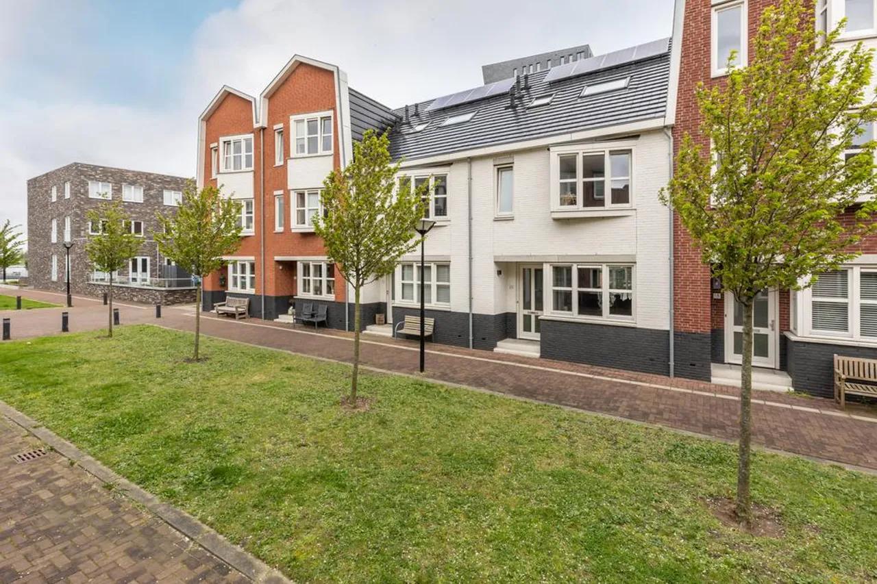 4-bedroom townhouse with sunny garden - Image 1