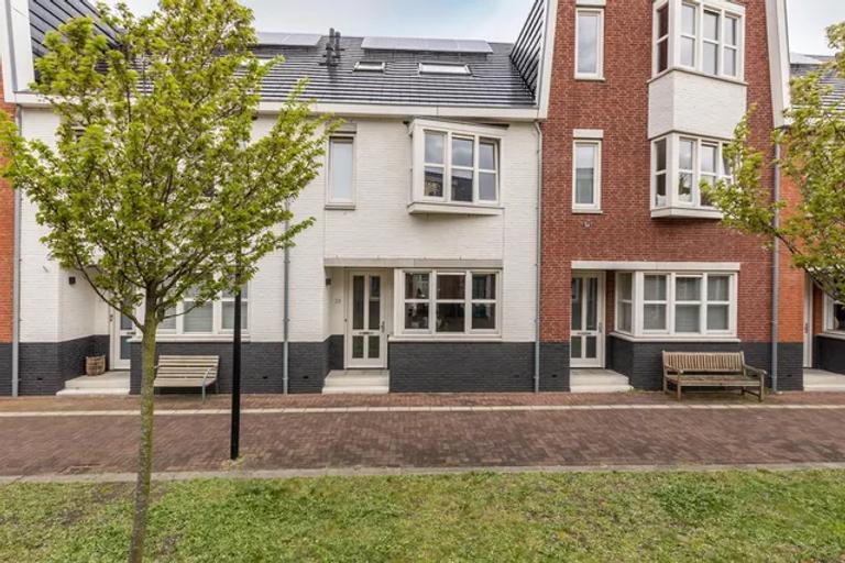 4-bedroom townhouse with sunny garden - Image 2