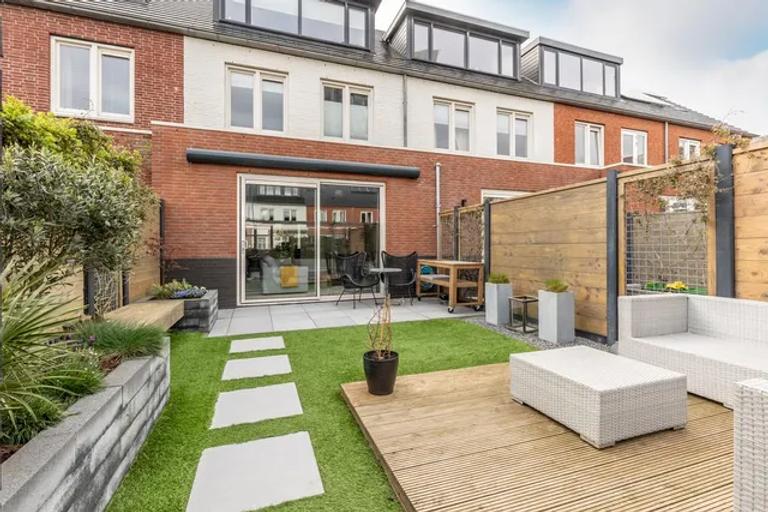 4-bedroom townhouse with sunny garden - Image 3
