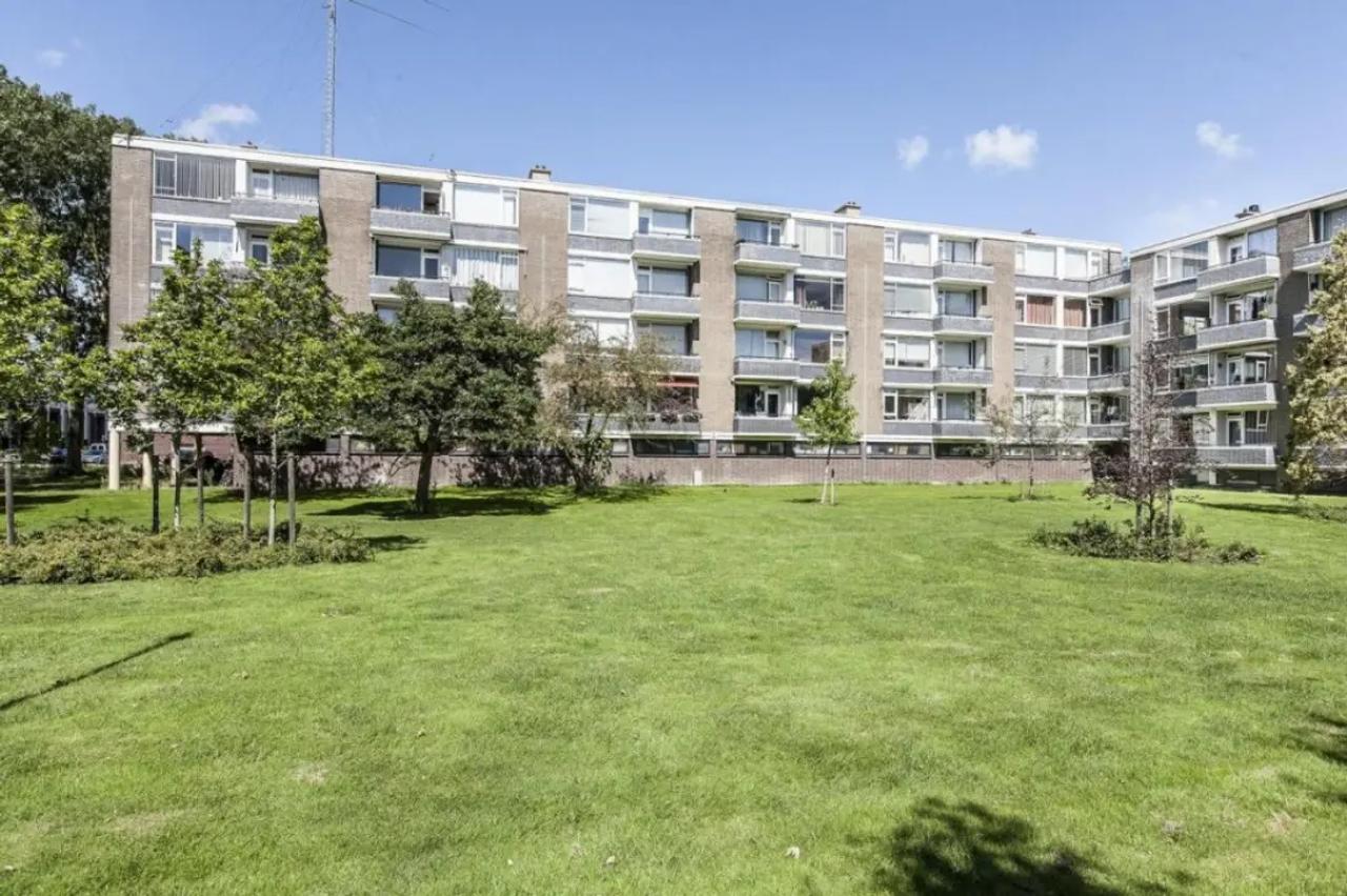 Licht hoekappartement met terras in Voorburg - Afbeelding 1