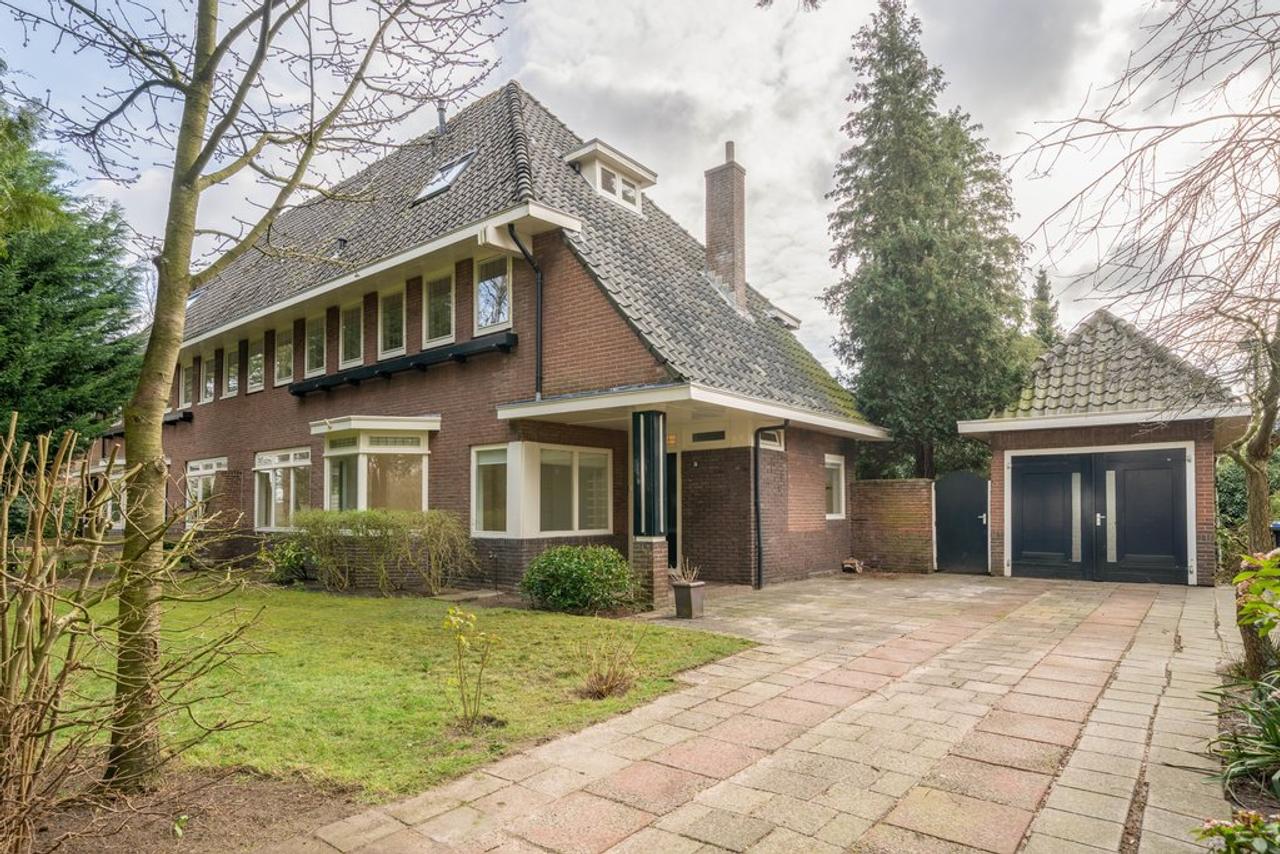 Spacious 1930s Semi-Detached with Garden and Garage - Image 2