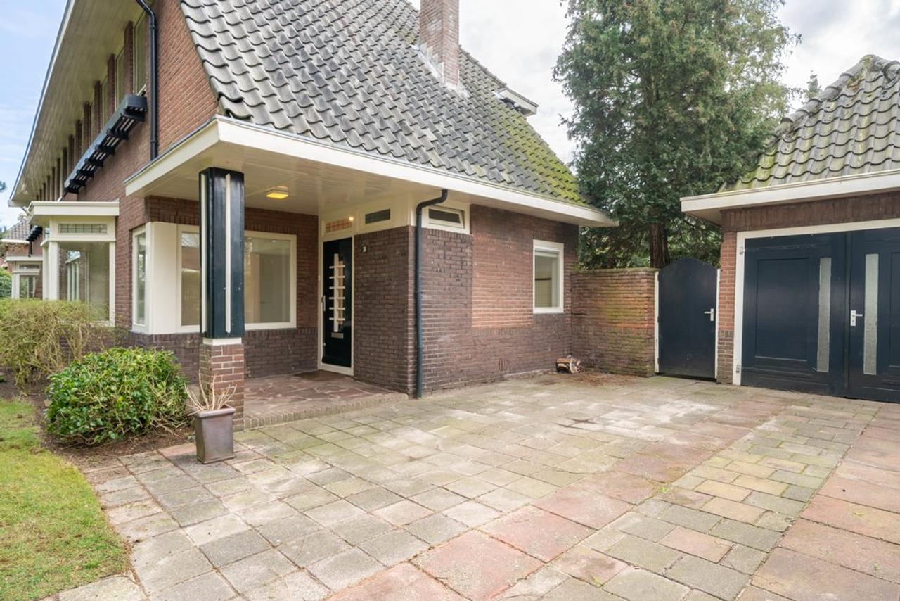 Spacious 1930s Semi-Detached with Garden and Garage - Image 3