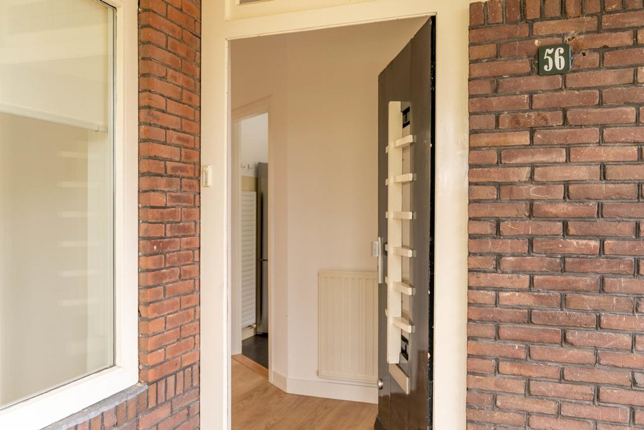 Spacious 1930s Semi-Detached with Garden and Garage - Image 4