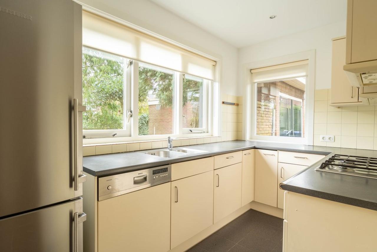 Spacious 1930s Semi-Detached with Garden and Garage - Image 11
