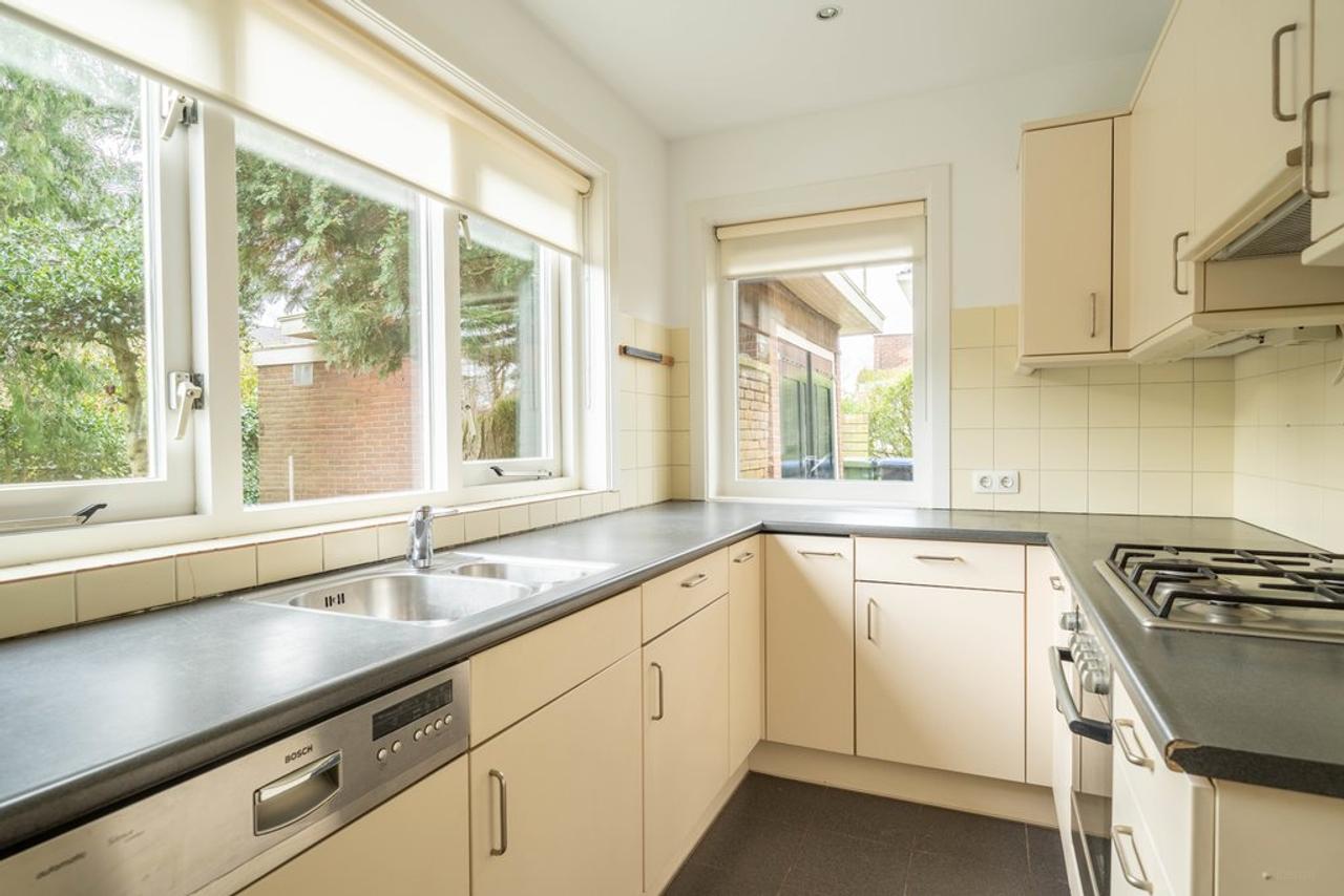 Spacious 1930s Semi-Detached with Garden and Garage - Image 12