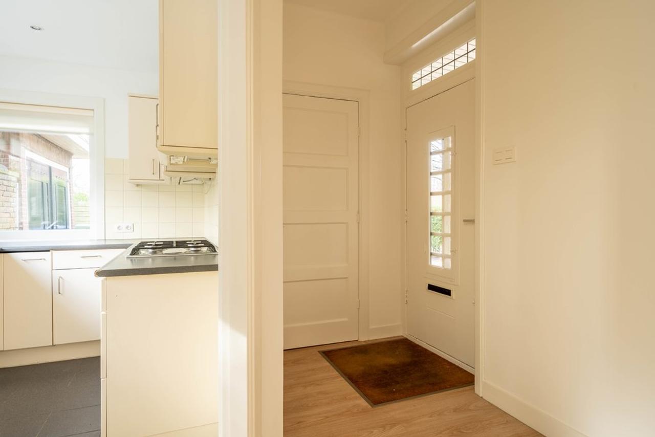 Spacious 1930s Semi-Detached with Garden and Garage - Image 13