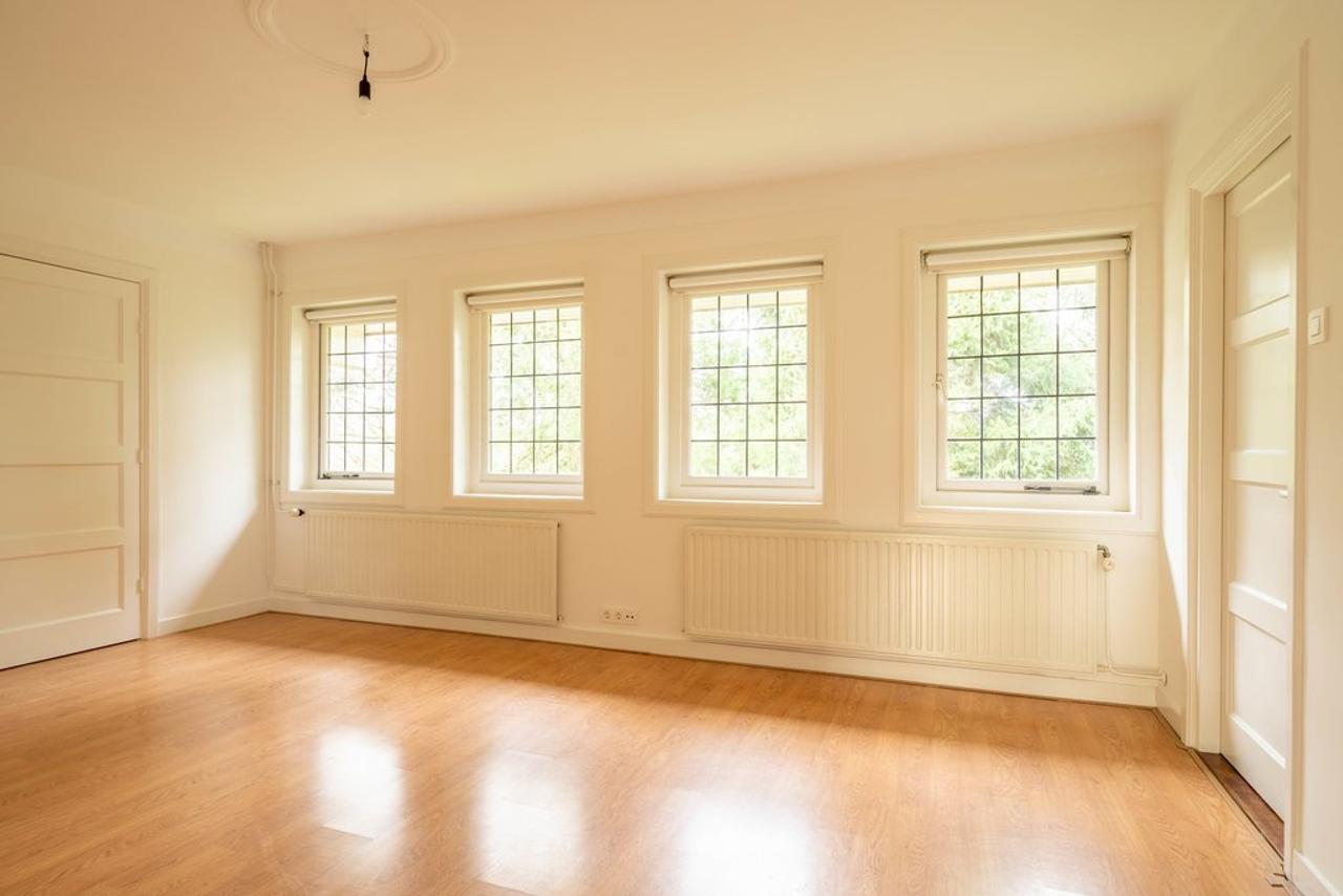 Spacious 1930s Semi-Detached with Garden and Garage - Image 16