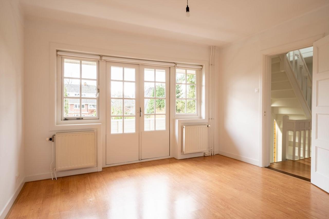 Spacious 1930s Semi-Detached with Garden and Garage - Image 21
