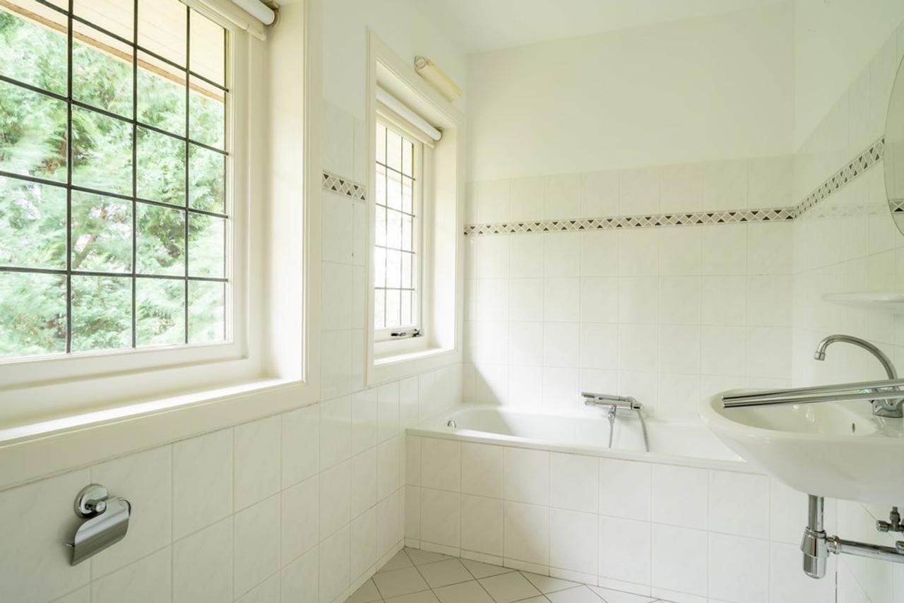 Spacious 1930s Semi-Detached with Garden and Garage - Image 24