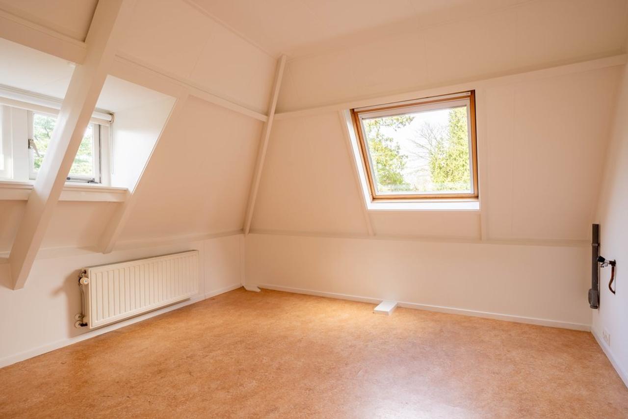 Spacious 1930s Semi-Detached with Garden and Garage - Image 26