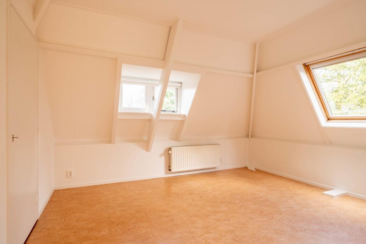 Spacious 1930s Semi-Detached with Garden and Garage - Image 27