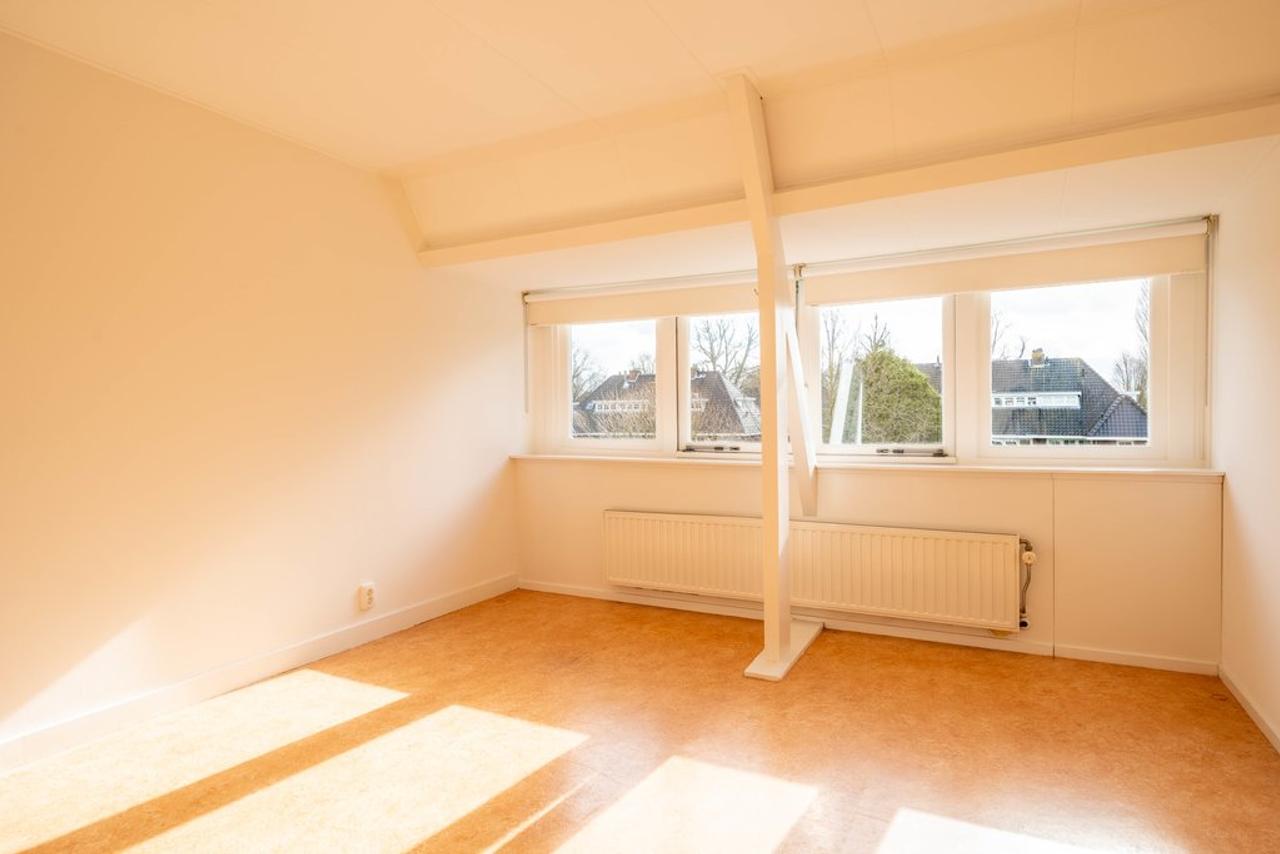 Spacious 1930s Semi-Detached with Garden and Garage - Image 28