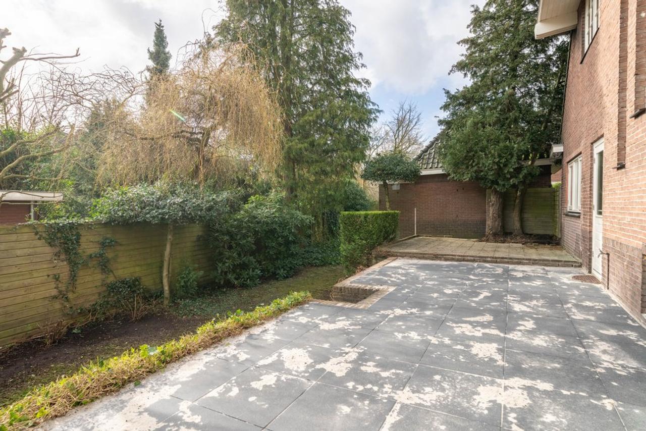 Spacious 1930s Semi-Detached with Garden and Garage - Image 30