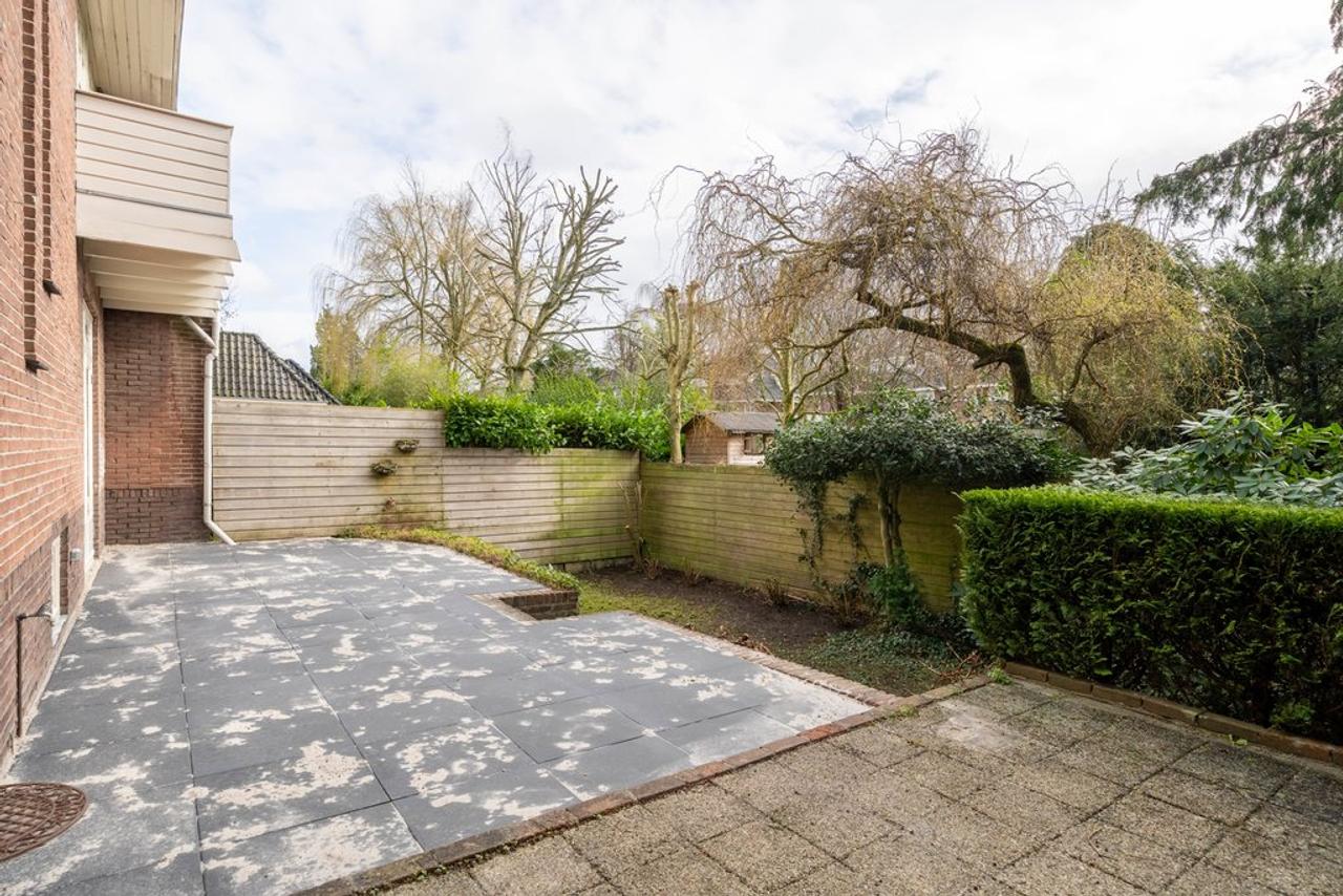 Spacious 1930s Semi-Detached with Garden and Garage - Image 31