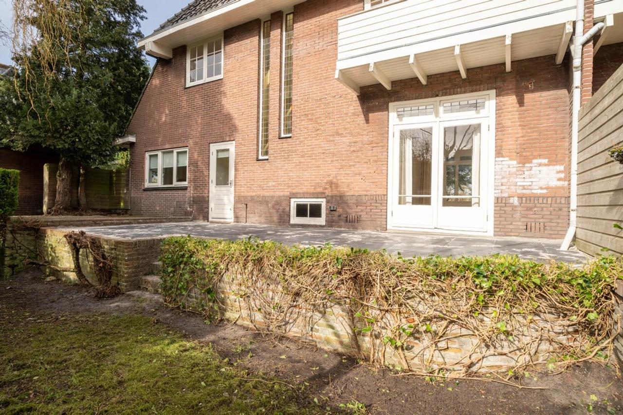 Spacious 1930s Semi-Detached with Garden and Garage - Image 32