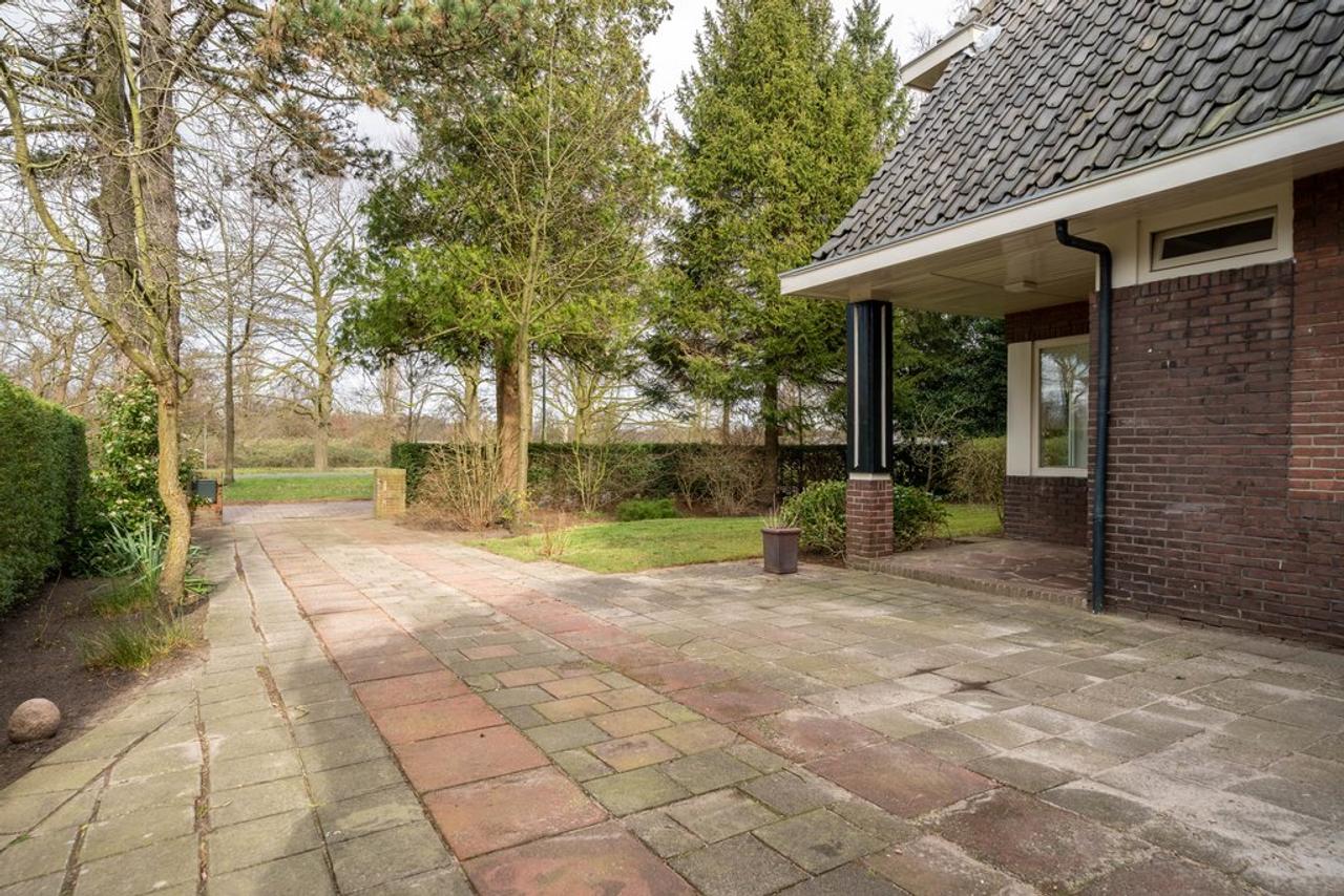 Spacious 1930s Semi-Detached with Garden and Garage - Image 33