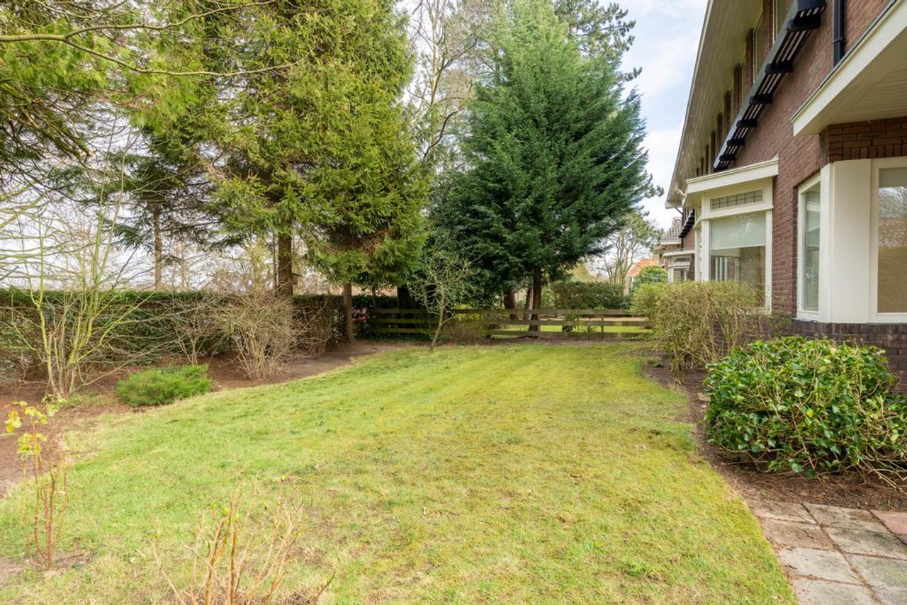 Spacious 1930s Semi-Detached with Garden and Garage - Image 34