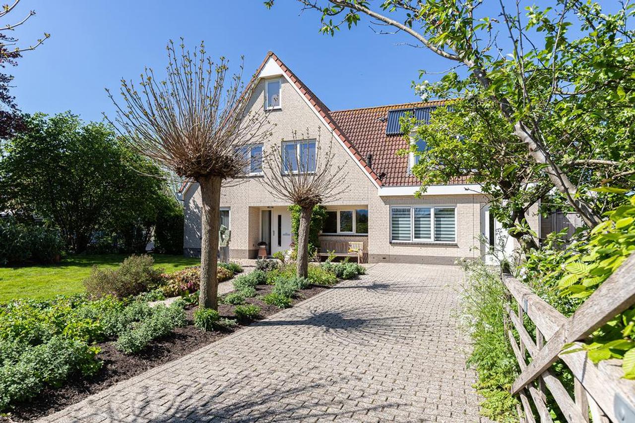 Detached Waterfront Villa in Giessenburg - Image 1