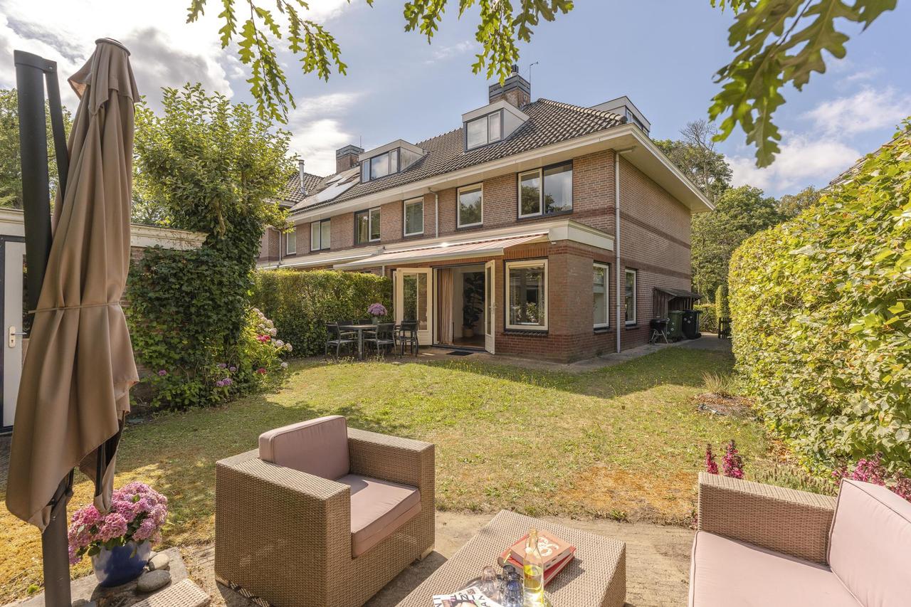Corner House with Garden in Green Eikendael - Image 1