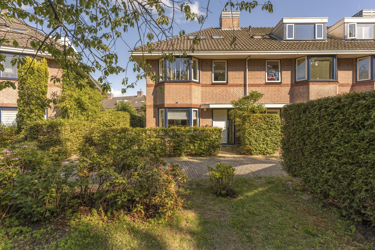 Corner House with Garden in Green Eikendael - Image 2