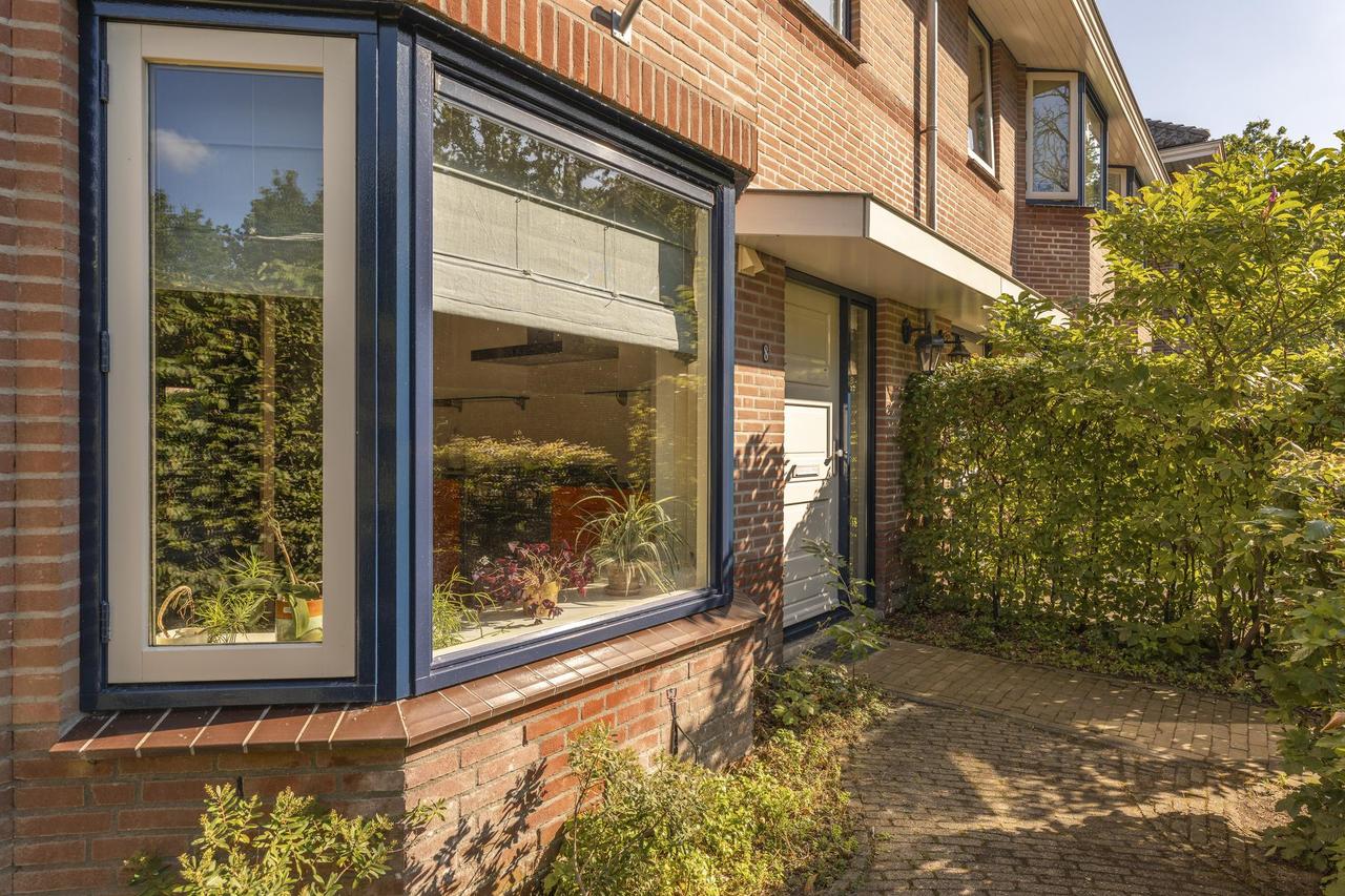 Corner House with Garden in Green Eikendael - Image 3