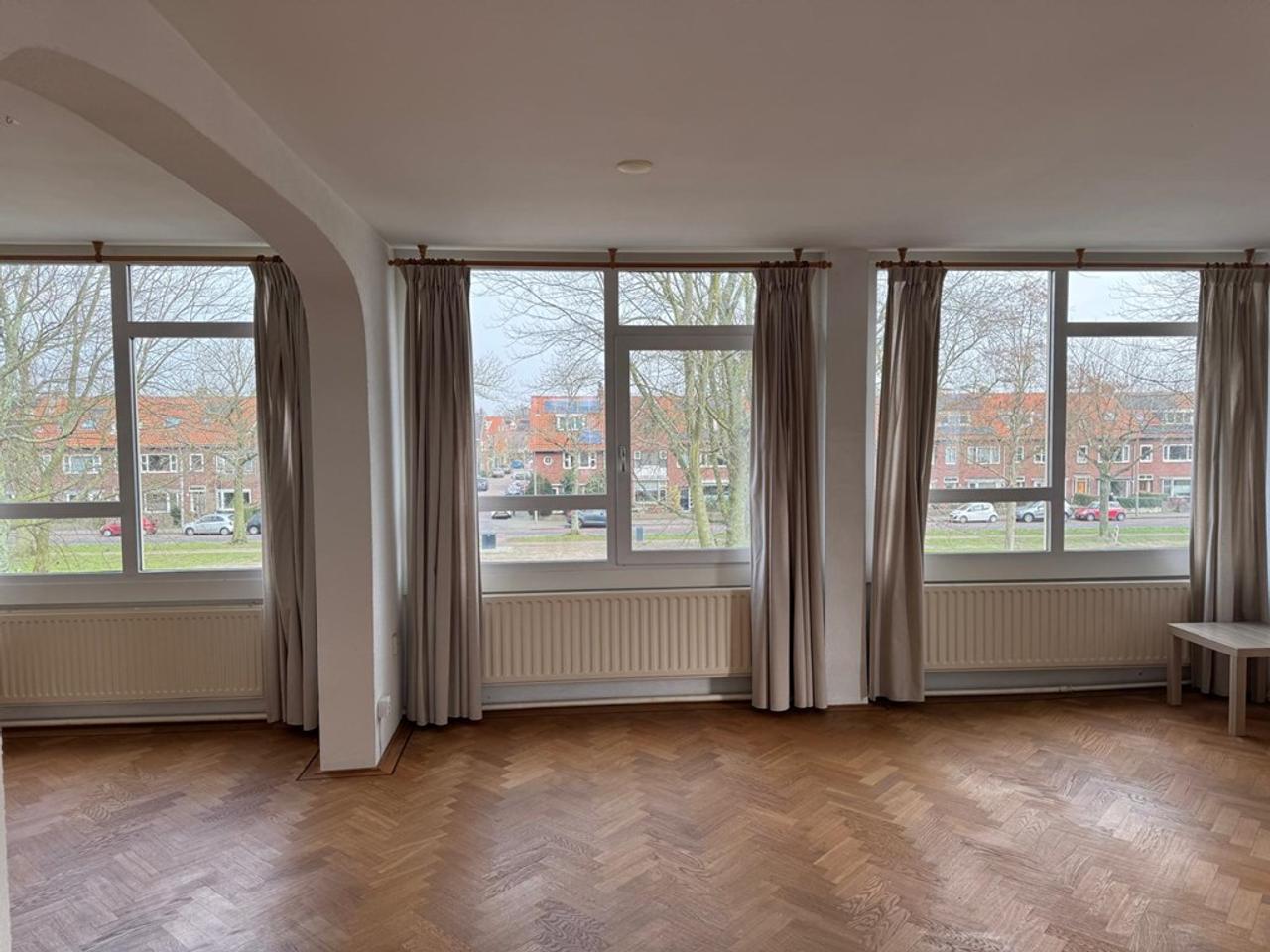 Bright 2-bedroom apartment with balcony - Image 3