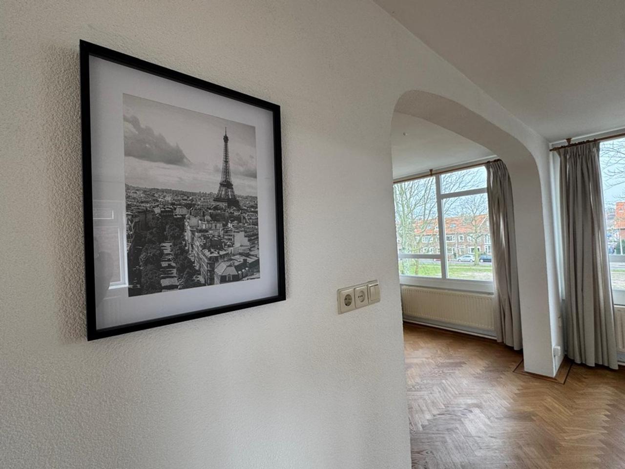 Bright 2-bedroom apartment with balcony - Image 4