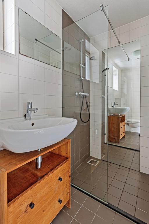 Licht 2-kamerappartement met grote tuin - Afbeelding 8