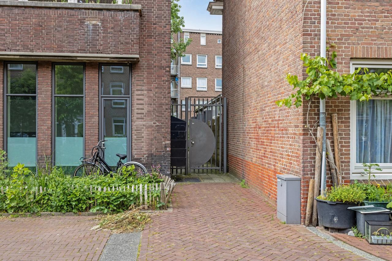 Licht 2-kamerappartement met grote tuin - Afbeelding 13
