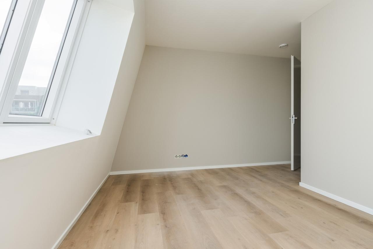 New Apartment with Elevator and Balcony - Image 4