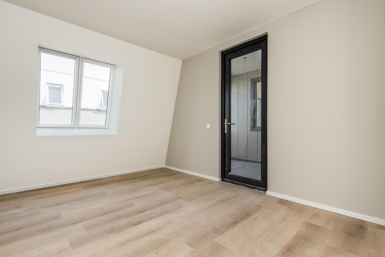 New Apartment with Elevator and Balcony - Image 5